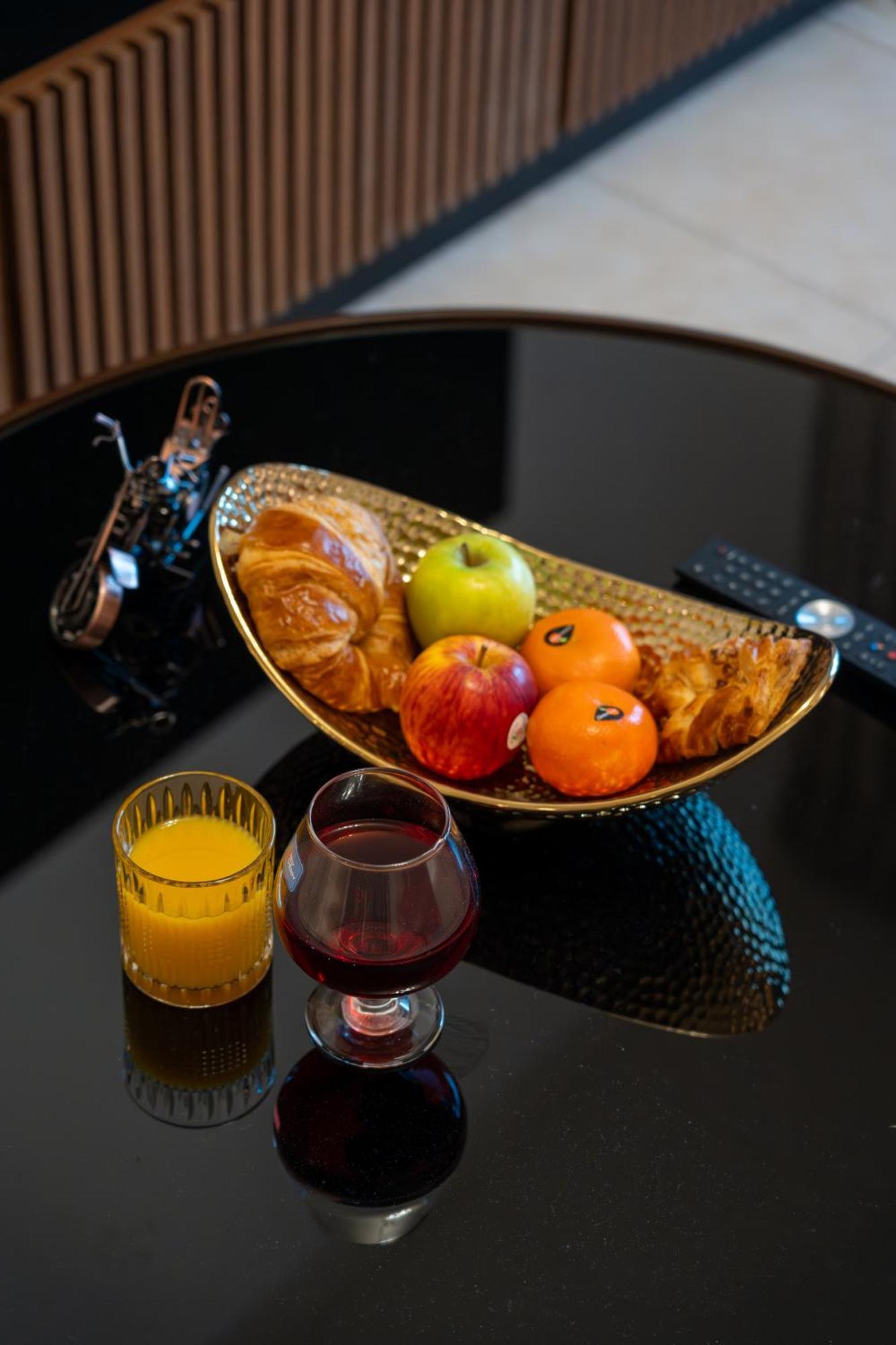 Reehan Suites, Downtown - Near Burj Khalifa & Mall Apartment *